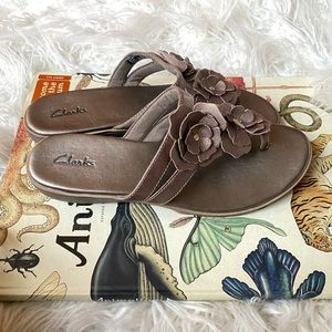 Clarks bronze faux leather flower thong sandals